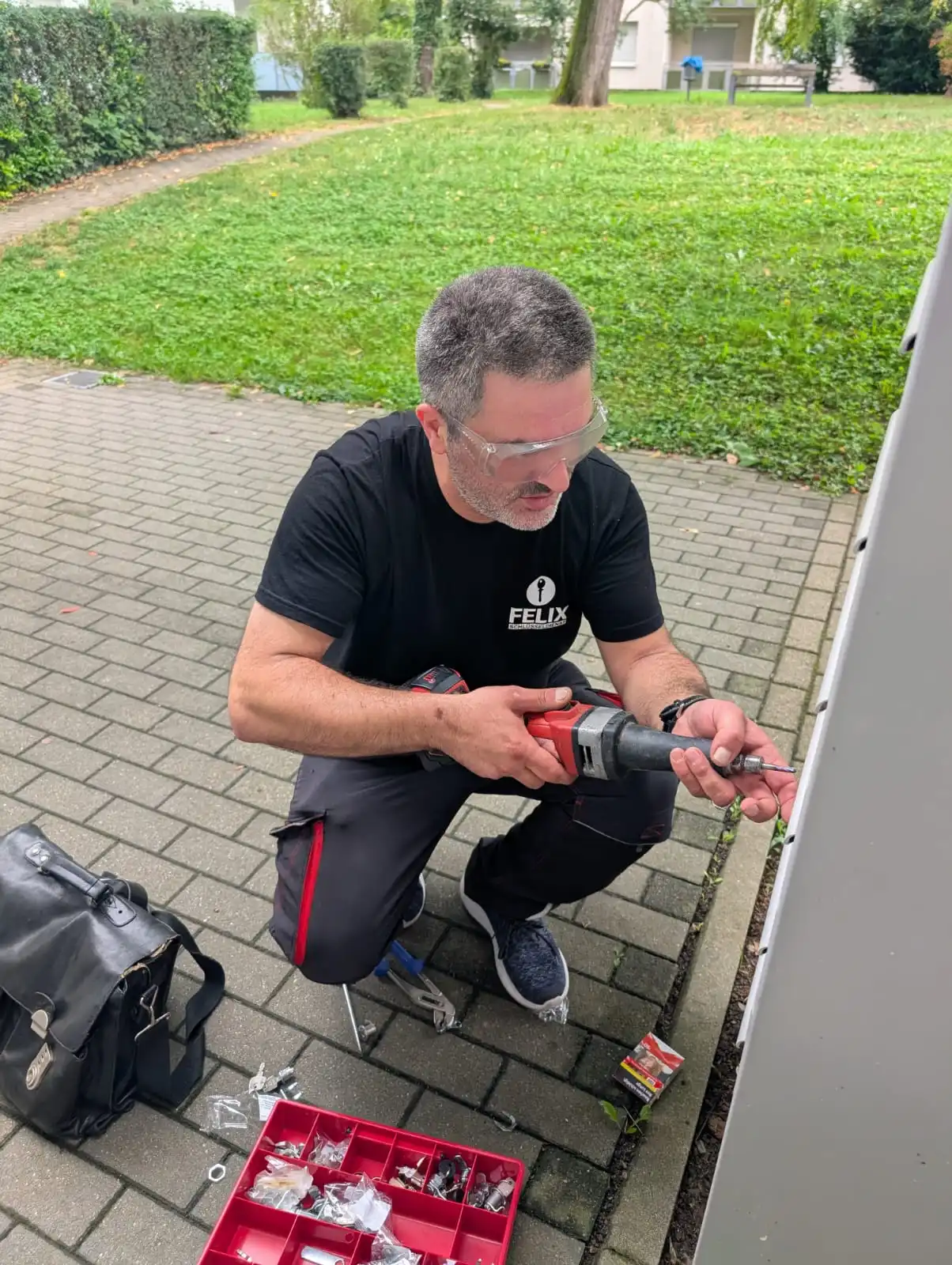 Schlüsseldienst Felix öffnet eine Tür in Stuttgart-Plieningen
